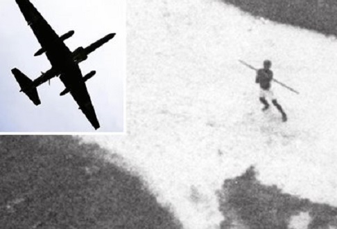 Bộ lạc Nam Phi định ném giáo hạ máy bay tình báo Mỹ