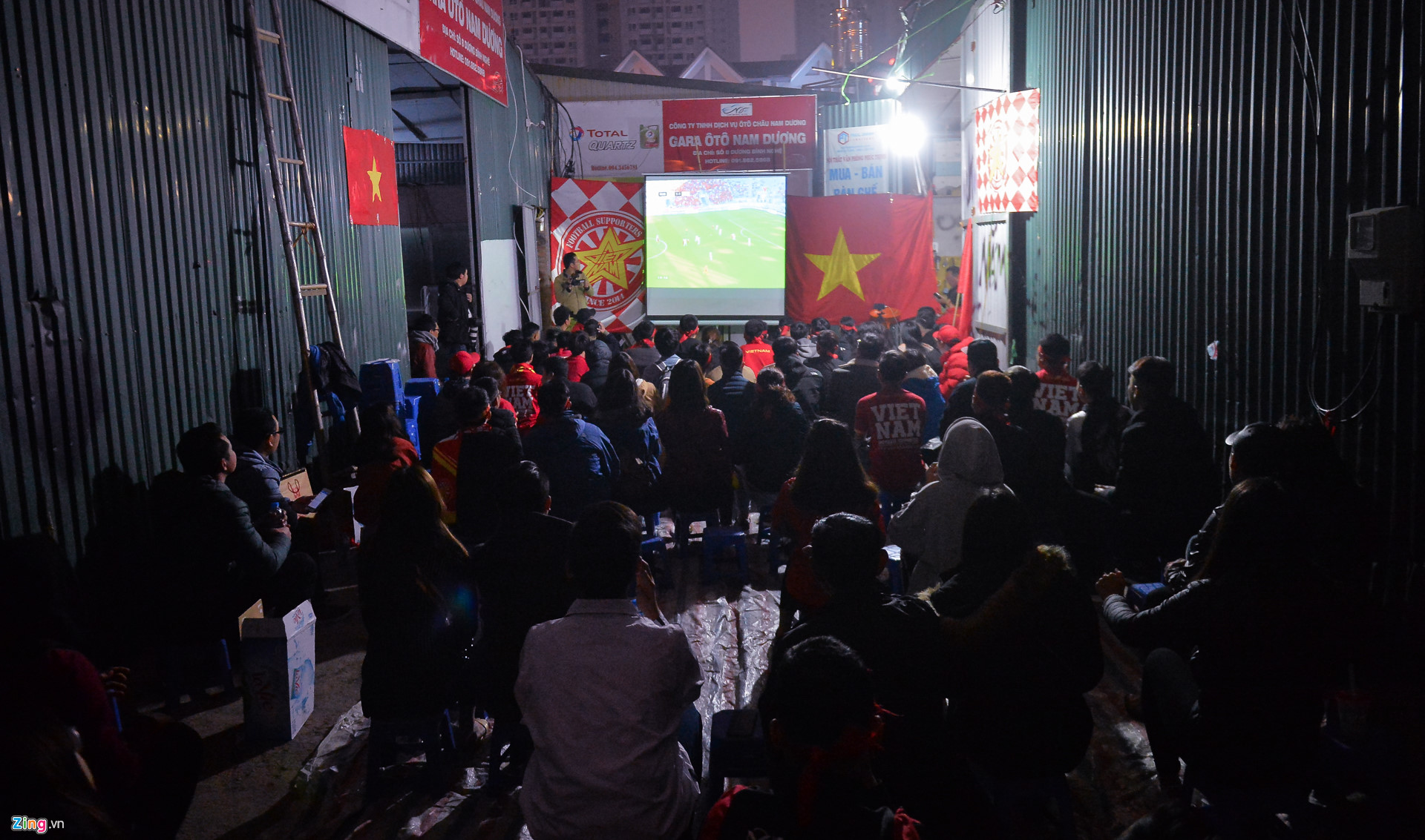 Cổ động viên khóc ngất khi đội tuyển Việt Nam giành vé vào tứ kết