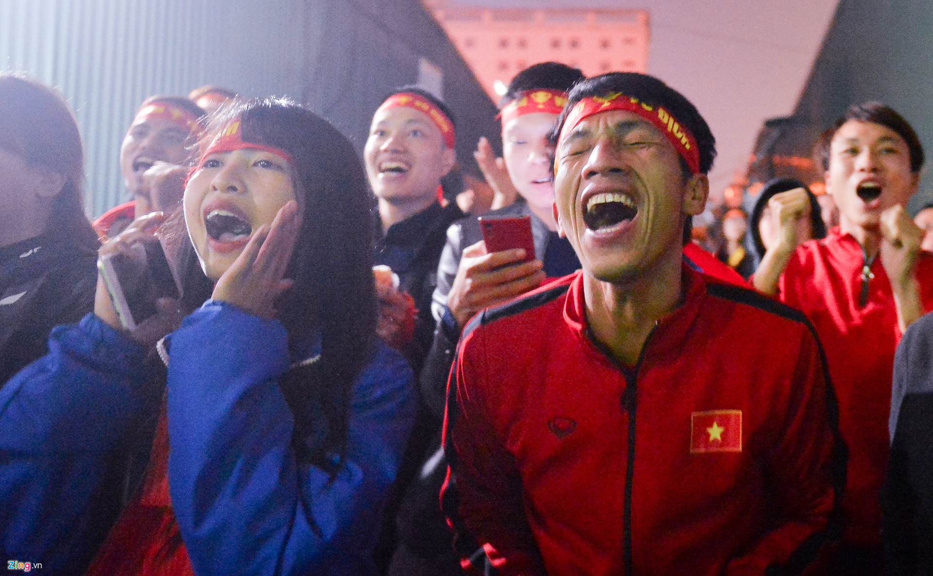Cổ động viên khóc ngất khi đội tuyển Việt Nam giành vé vào tứ kết