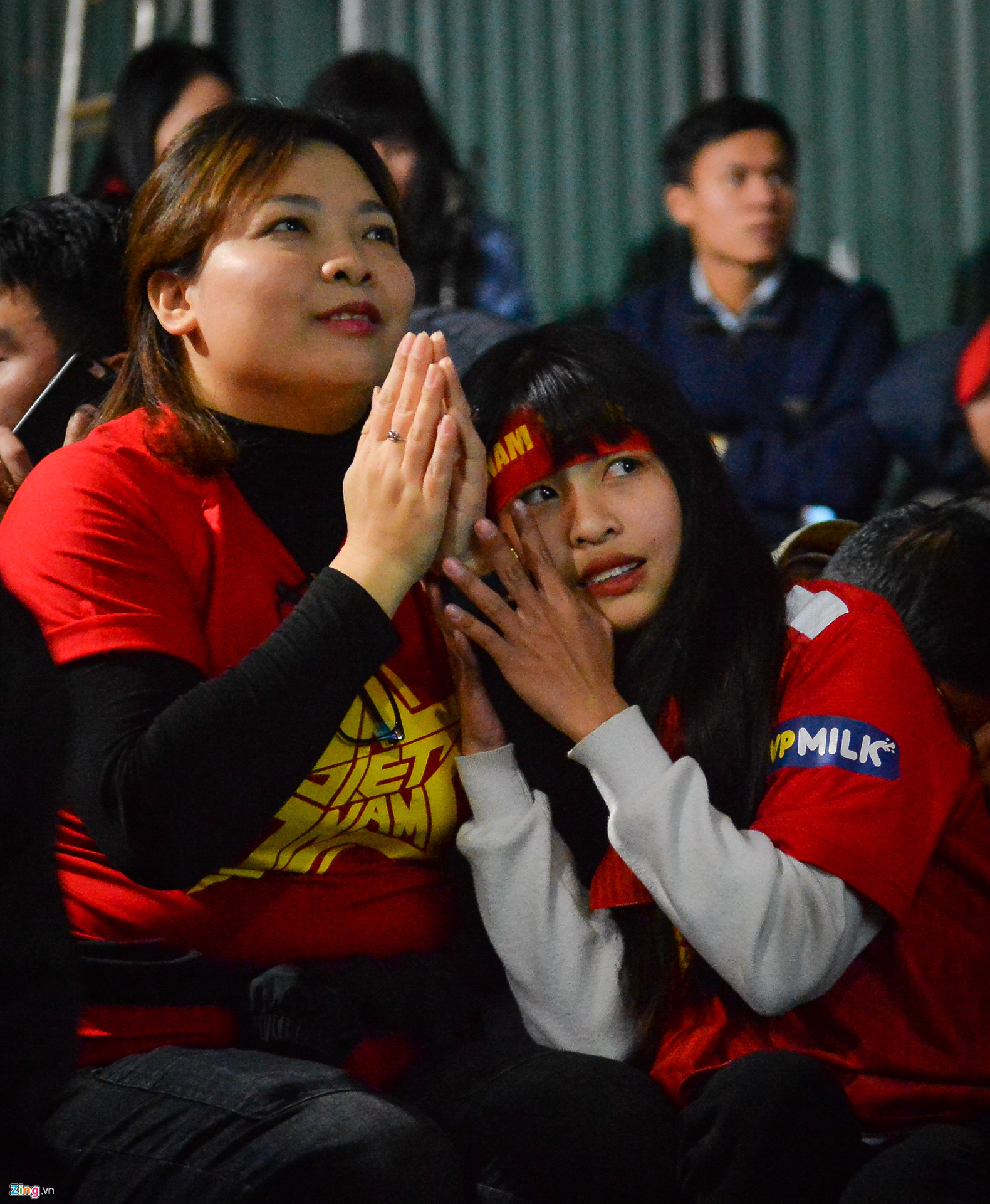 Cổ động viên khóc ngất khi đội tuyển Việt Nam giành vé vào tứ kết