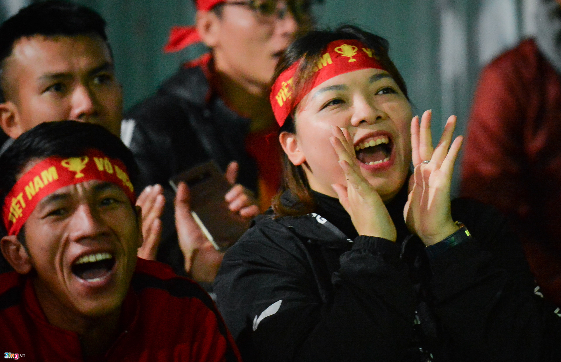Cổ động viên khóc ngất khi đội tuyển Việt Nam giành vé vào tứ kết