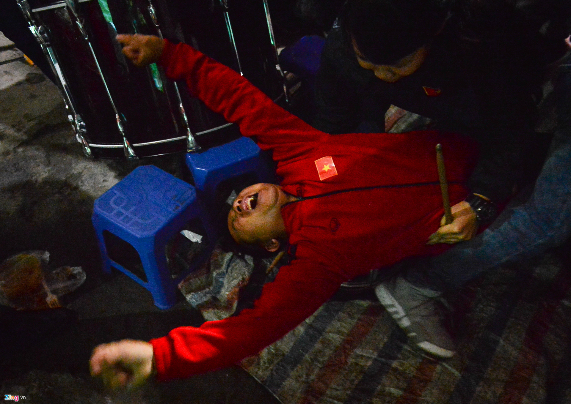 Cổ động viên khóc ngất khi đội tuyển Việt Nam giành vé vào tứ kết