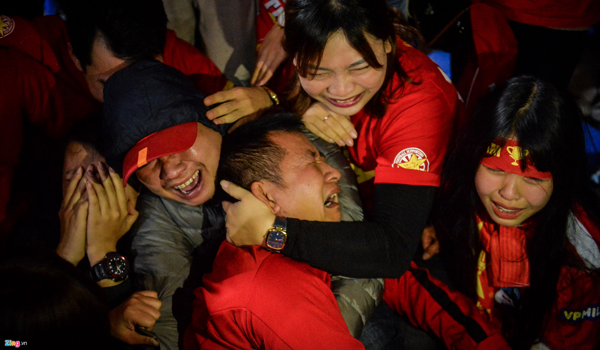 Cổ động viên khóc ngất khi đội tuyển Việt Nam giành vé vào tứ kết
