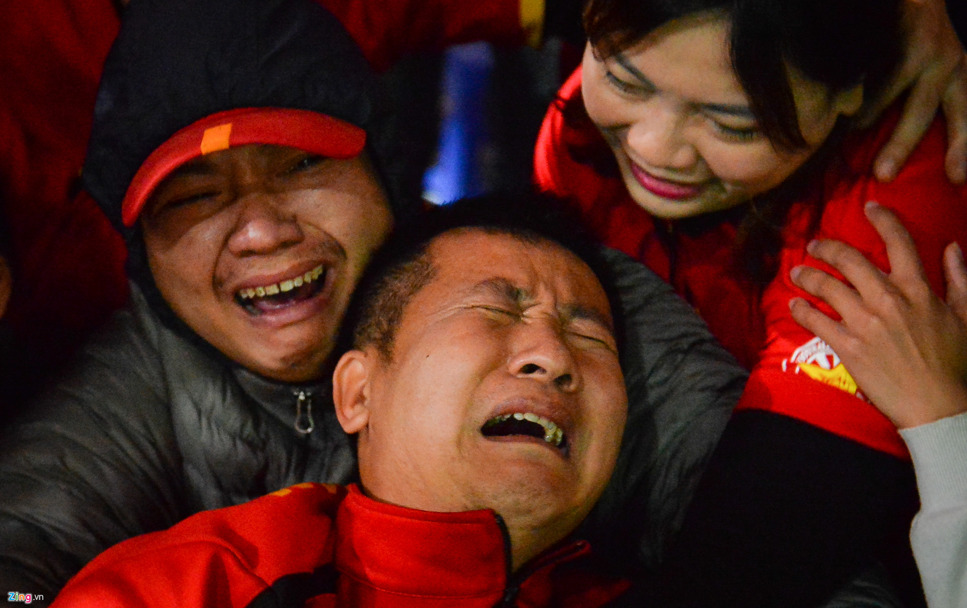 Cổ động viên khóc ngất khi đội tuyển Việt Nam giành vé vào tứ kết