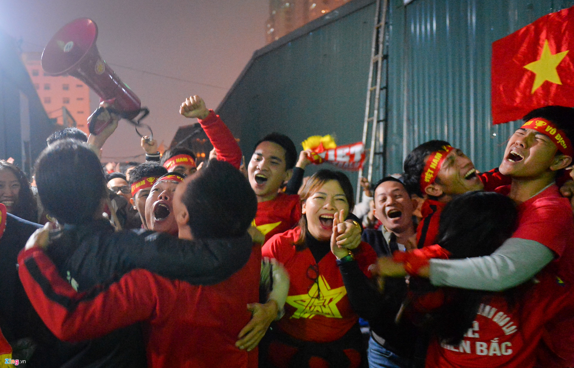 Cổ động viên khóc ngất khi đội tuyển Việt Nam giành vé vào tứ kết