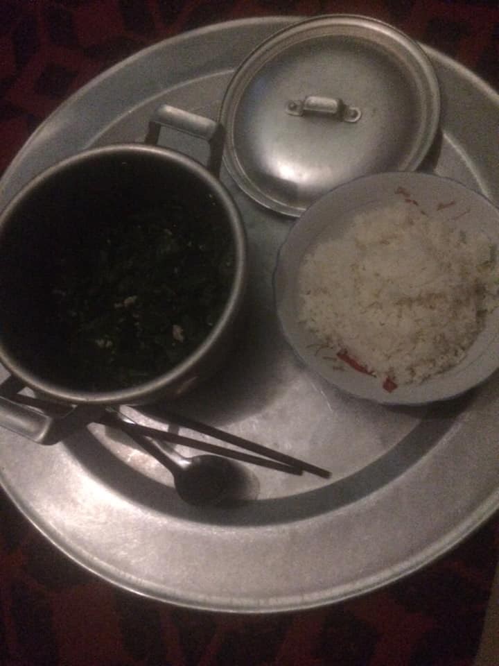 Mẹ trẻ chia sẻ cơm cữ với món rau ngót không ra xào cũng chẳng giống canh, chị em lại rơi nước mắt xót xa