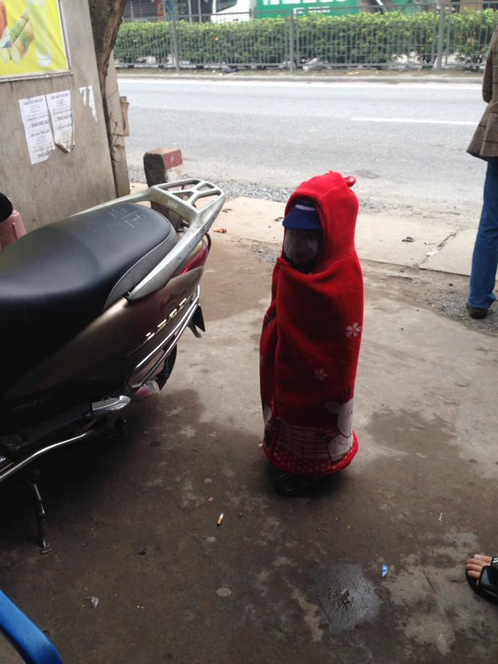 Phì cười với thời trang bất chấp mùa đông của ninja nhí, nhìn cẩn thận kẻo nhầm với cột cấp nước cứu hỏa Phì cười với thời trang bất chấp mùa đông của ninja nhí, nhìn cẩn thận kẻo nhầm với cột cấp nước cứu hỏa