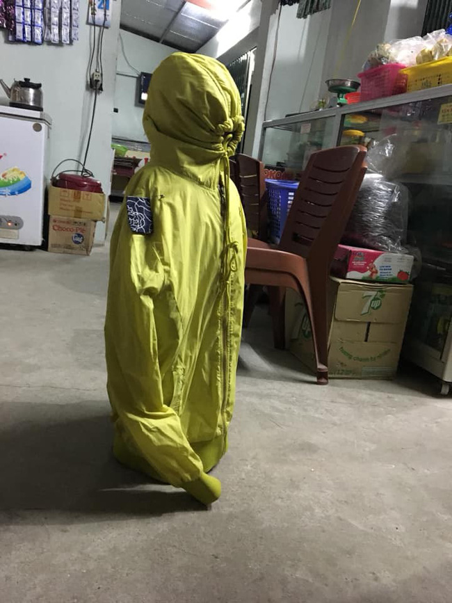 Phì cười với thời trang bất chấp mùa đông của ninja nhí, nhìn cẩn thận kẻo nhầm với cột cấp nước cứu hỏa Phì cười với thời trang bất chấp mùa đông của ninja nhí, nhìn cẩn thận kẻo nhầm với cột cấp nước cứu hỏa