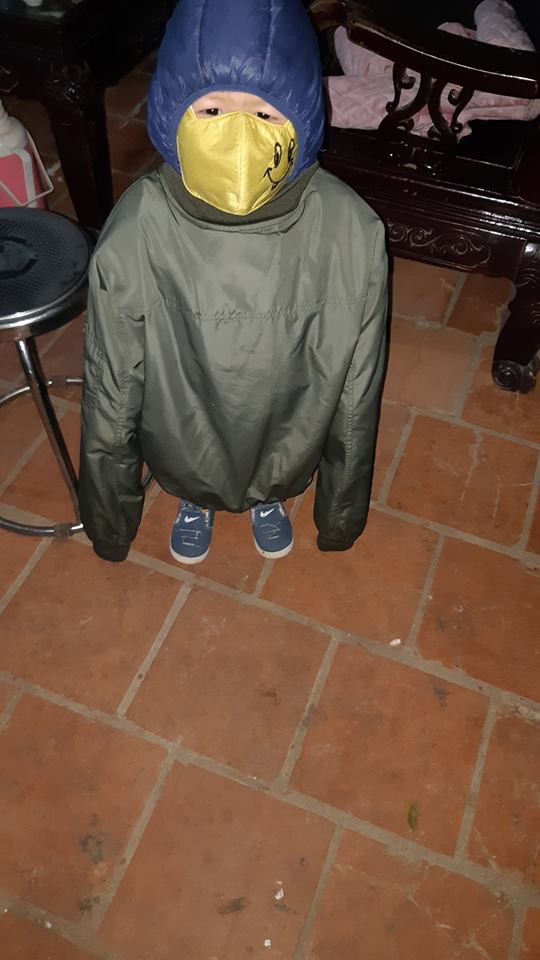 Phì cười với thời trang bất chấp mùa đông của ninja nhí, nhìn cẩn thận kẻo nhầm với cột cấp nước cứu hỏa Phì cười với thời trang bất chấp mùa đông của ninja nhí, nhìn cẩn thận kẻo nhầm với cột cấp nước cứu hỏa