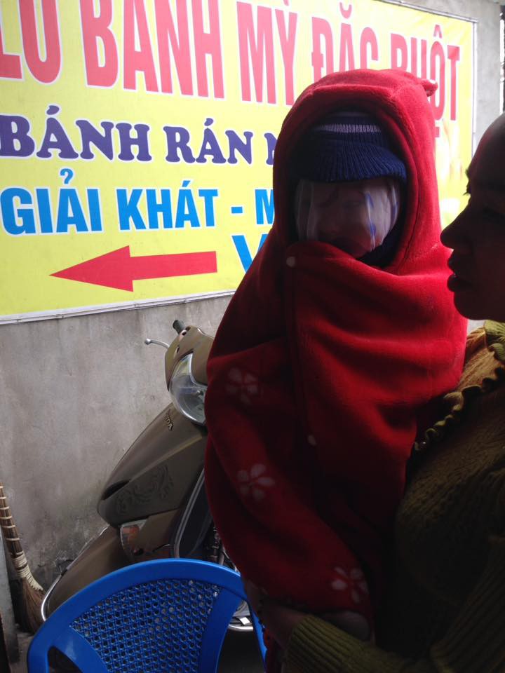 Phì cười với thời trang bất chấp mùa đông của ninja nhí, nhìn cẩn thận kẻo nhầm với cột cấp nước cứu hỏa Phì cười với thời trang bất chấp mùa đông của ninja nhí, nhìn cẩn thận kẻo nhầm với cột cấp nước cứu hỏa