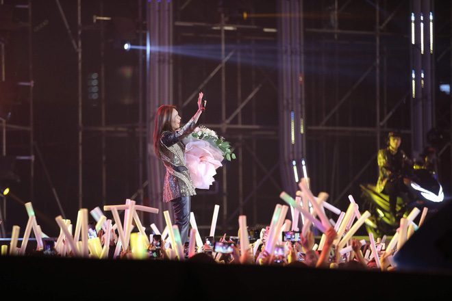 Mỹ Tâm, Hà Anh Tuấn khiến sân vận động Mỹ Đình bùng nổ