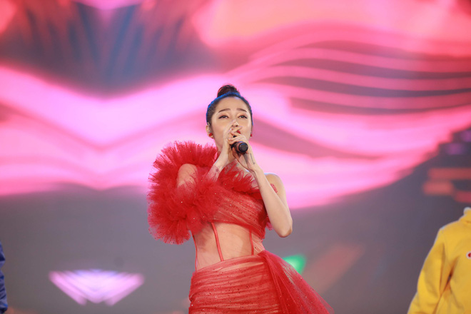 Mỹ Tâm, Hà Anh Tuấn khiến sân vận động Mỹ Đình bùng nổ