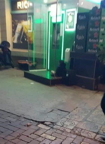 Cộng đồng mạng phẫn nộ với người mẹ trẻ bỏ con ở cây ATM giữa đêm rét, đoán nguyên nhân do cãi nhau với chồng?