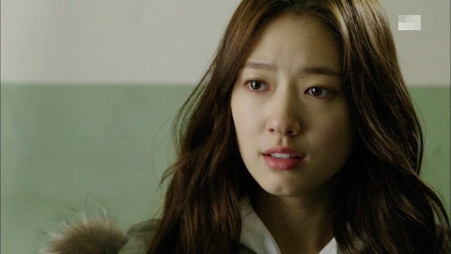 Mẹ bạn trai đang phản đối kịch liệt bỗng chốc tặng một món quà, cô gái mở ra thì ngã ngửa vì sốc