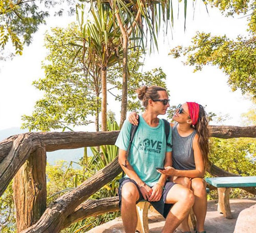 Khách Tây bất ngờ khi lần đầu đón Tết Nguyên đán cùng người Việt