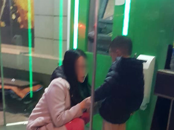 Nhiều người phẫn nộ khi chứng kiến cảnh mẹ trẻ bỏ con ở cây ATM giữa đêm đông Hà Nội, nghi do cãi nhau với chồng