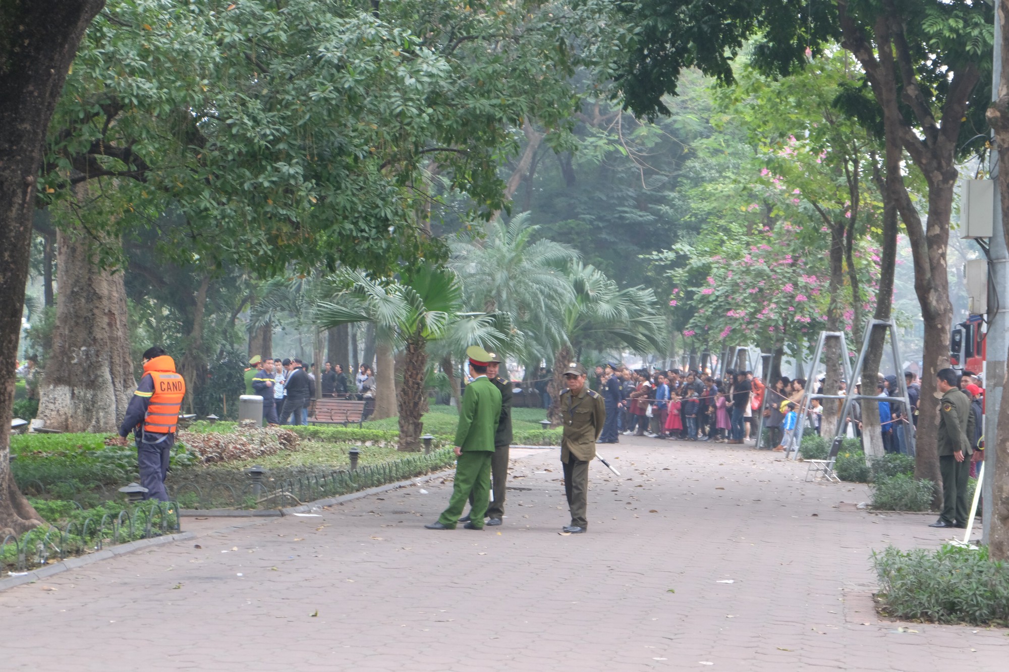Hà Nội: Bơi ra tháp Rùa mặc nhiều người can ngăn, người đàn ông đuối nước ở hồ Gươm