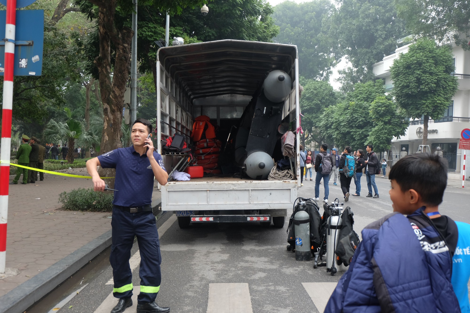 Hà Nội: Bơi ra tháp Rùa mặc nhiều người can ngăn, người đàn ông đuối nước ở hồ Gươm