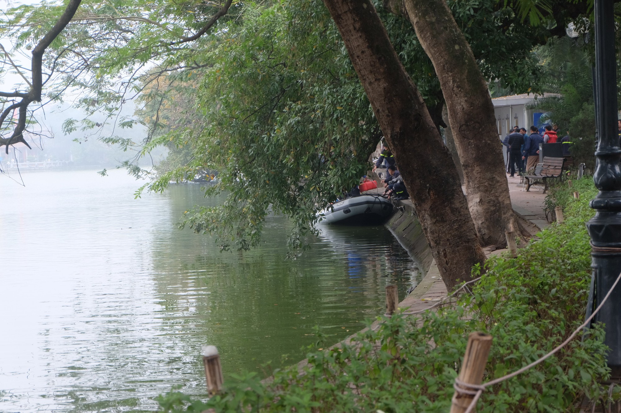 Hà Nội: Bơi ra tháp Rùa mặc nhiều người can ngăn, người đàn ông đuối nước ở hồ Gươm