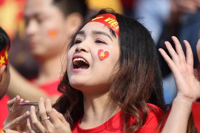 Việt Nam đại chiến Jordan: Fan nữ siêu xinh tiếp sức thầy trò Park Hang Seo