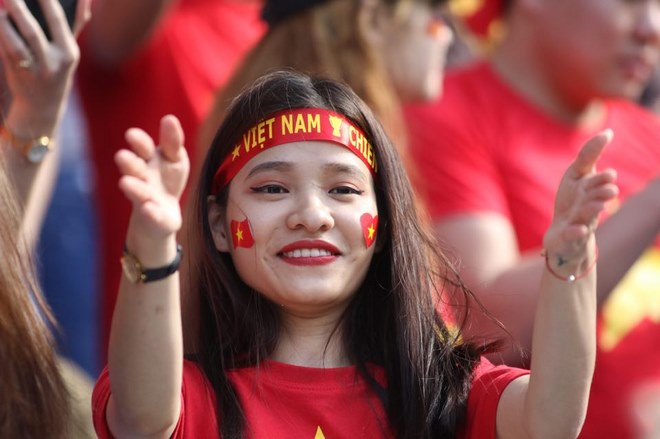 Việt Nam đại chiến Jordan: Fan nữ siêu xinh tiếp sức thầy trò Park Hang Seo