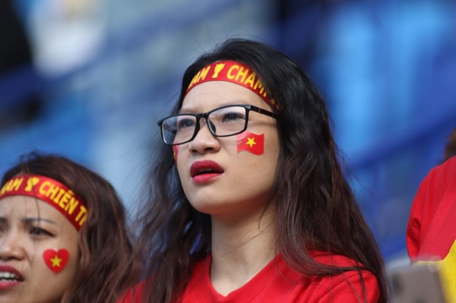 Việt Nam đại chiến Jordan: Fan nữ siêu xinh tiếp sức thầy trò Park Hang Seo