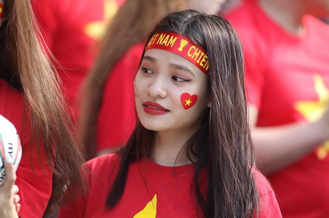 Việt Nam đại chiến Jordan: Fan nữ siêu xinh tiếp sức thầy trò Park Hang Seo