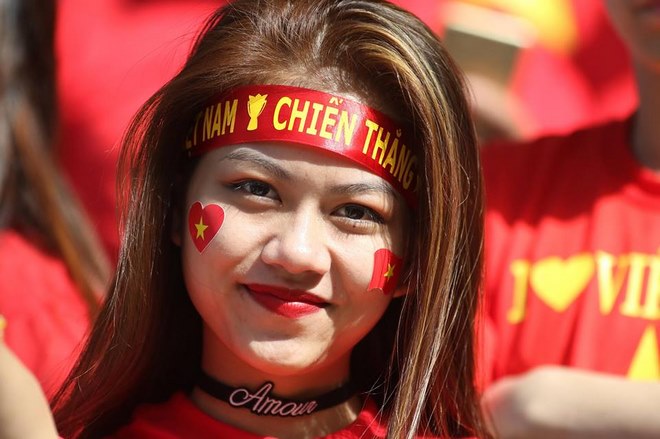 Việt Nam đại chiến Jordan: Fan nữ siêu xinh tiếp sức thầy trò Park Hang Seo