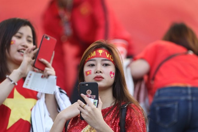 Việt Nam đại chiến Jordan: Fan nữ siêu xinh tiếp sức thầy trò Park Hang Seo