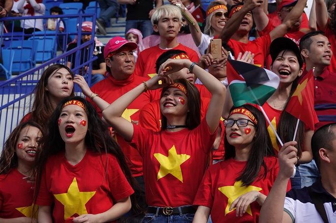 Việt Nam đại chiến Jordan: Fan nữ siêu xinh tiếp sức thầy trò Park Hang Seo