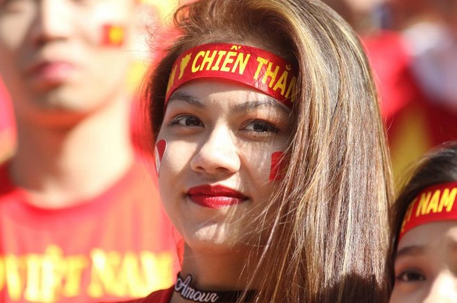 Việt Nam đại chiến Jordan: Fan nữ siêu xinh tiếp sức thầy trò Park Hang Seo