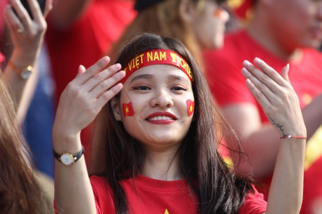 Việt Nam đại chiến Jordan: Fan nữ siêu xinh tiếp sức thầy trò Park Hang Seo