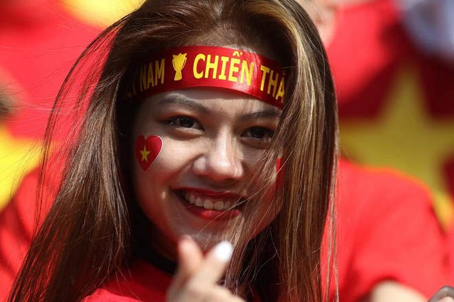 Việt Nam đại chiến Jordan: Fan nữ siêu xinh tiếp sức thầy trò Park Hang Seo