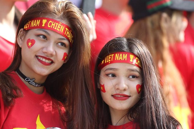 Việt Nam đại chiến Jordan: Fan nữ siêu xinh tiếp sức thầy trò Park Hang Seo