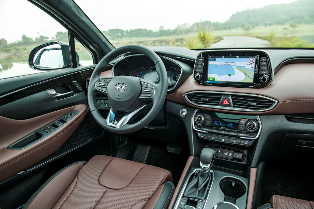 Hyundai Santa Fe bán bia kèm lạc 100 triệu, hãng nói gì?