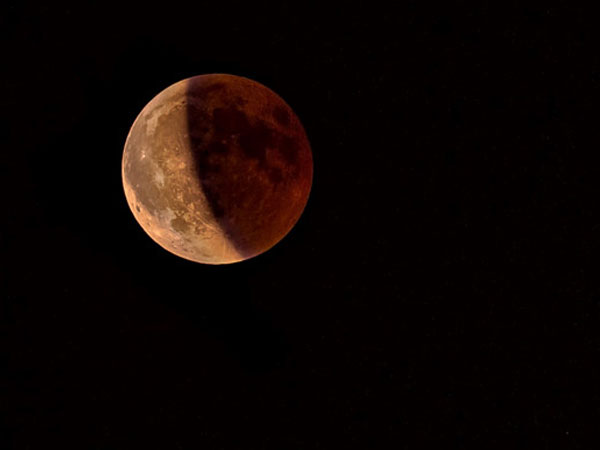 Siêu Trăng máu - Trăng sói xuất hiện cùng lúc ở Bắc bán cầu