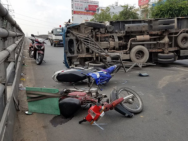 Xe tải lật trên cầu vượt Cây Gõ, 2 người bị thương