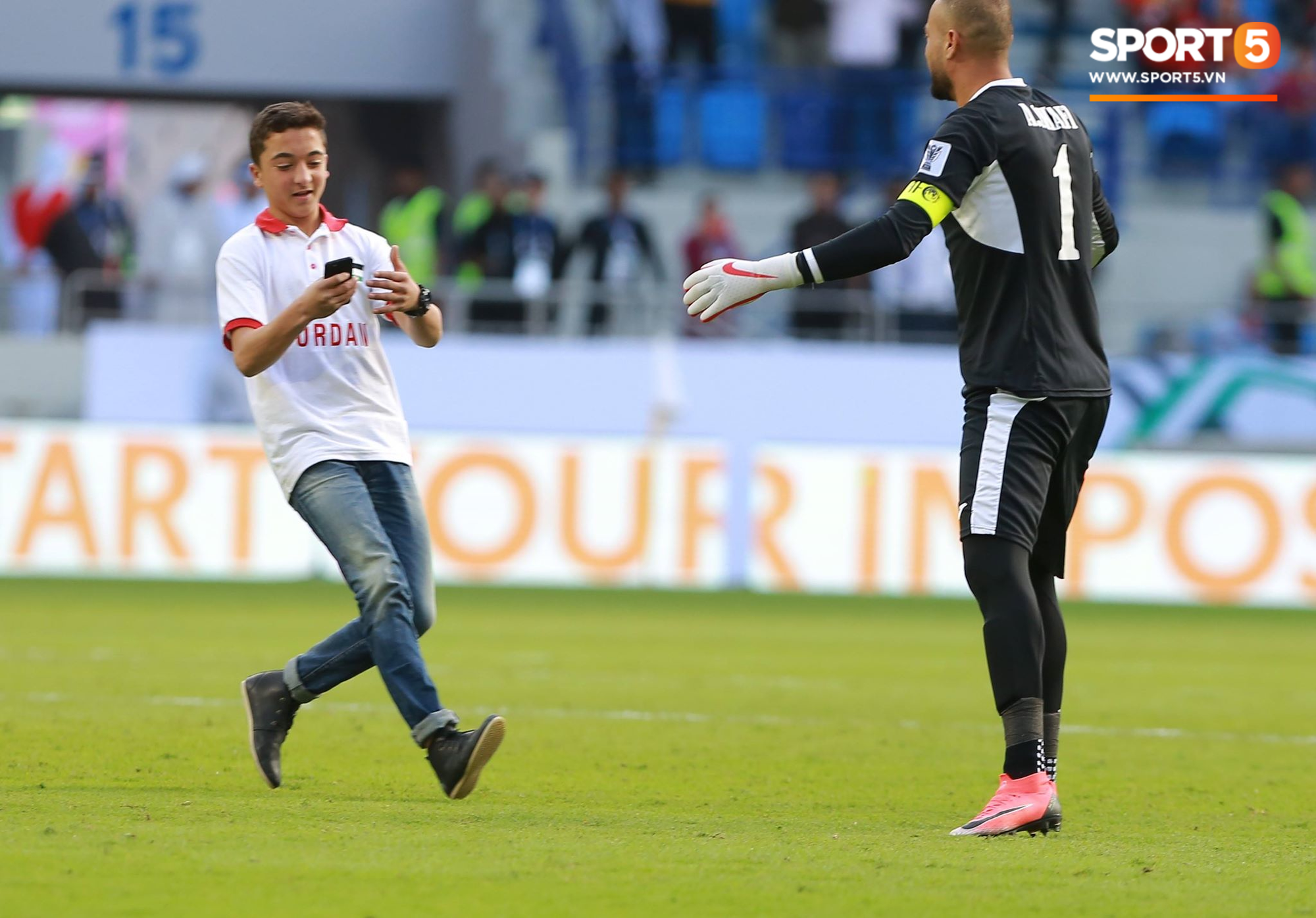 Nhảy xuống sân ăn mừng tình huống Văn Lâm bị sút tung lưới, CĐV Jordan nhỏ tuổi nhận cái kết đắng