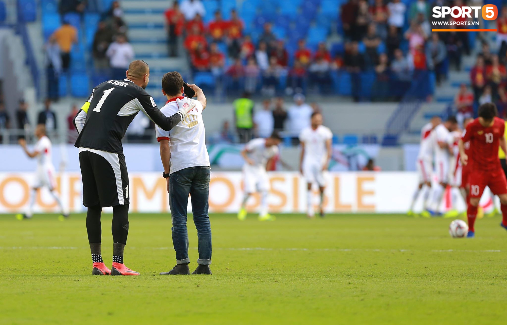 Nhảy xuống sân ăn mừng tình huống Văn Lâm bị sút tung lưới, CĐV Jordan nhỏ tuổi nhận cái kết đắng