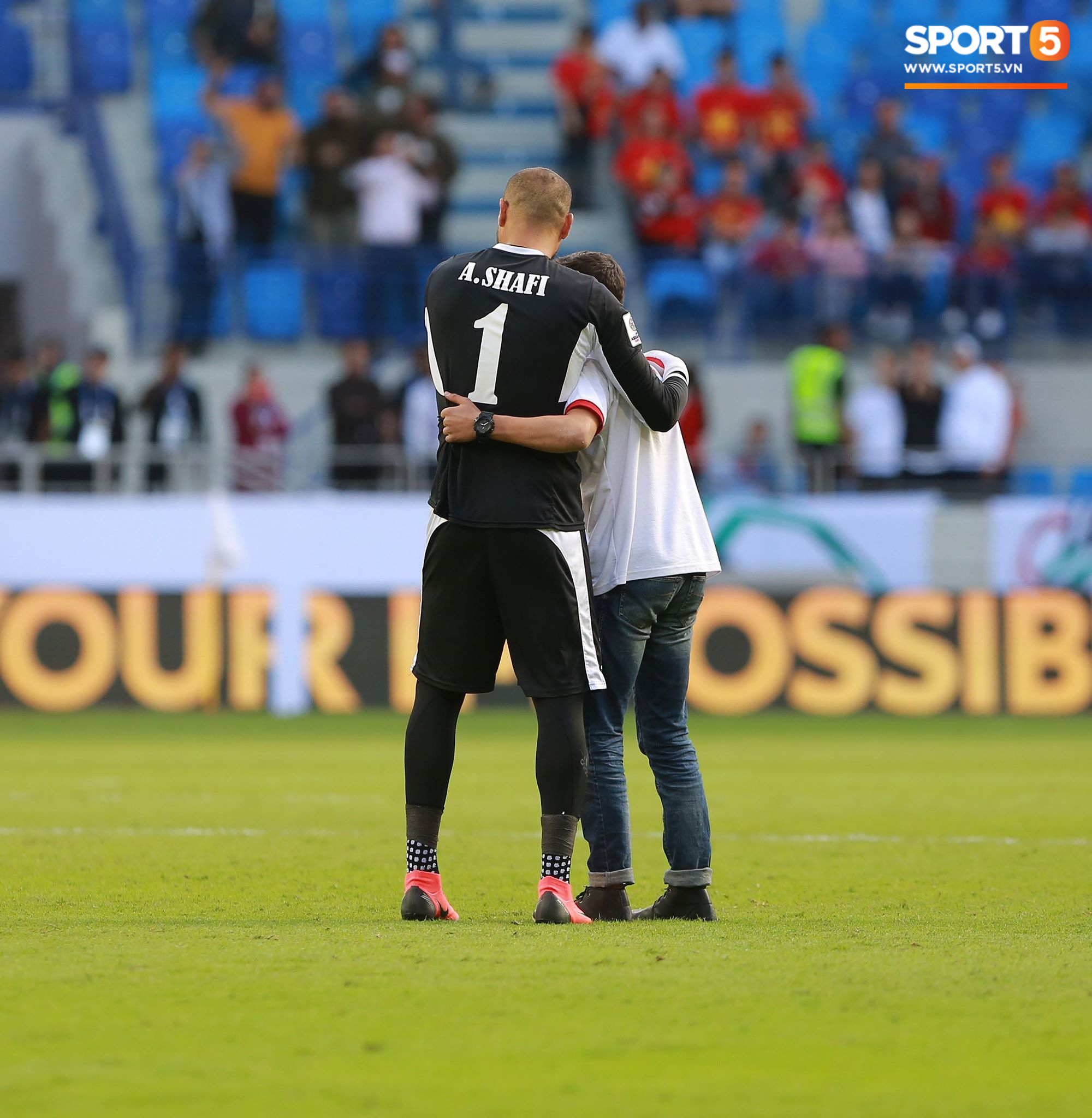 Nhảy xuống sân ăn mừng tình huống Văn Lâm bị sút tung lưới, CĐV Jordan nhỏ tuổi nhận cái kết đắng