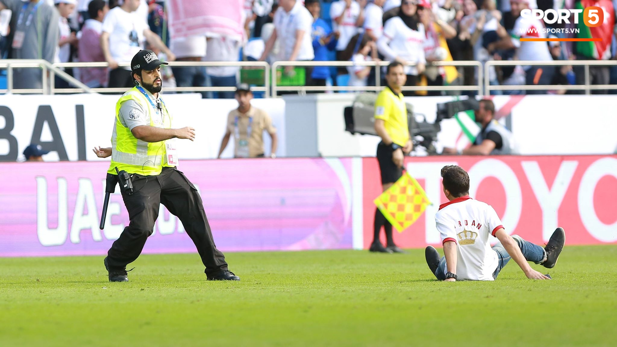 Nhảy xuống sân ăn mừng tình huống Văn Lâm bị sút tung lưới, CĐV Jordan nhỏ tuổi nhận cái kết đắng