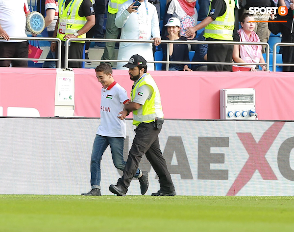 Nhảy xuống sân ăn mừng tình huống Văn Lâm bị sút tung lưới, CĐV Jordan nhỏ tuổi nhận cái kết đắng