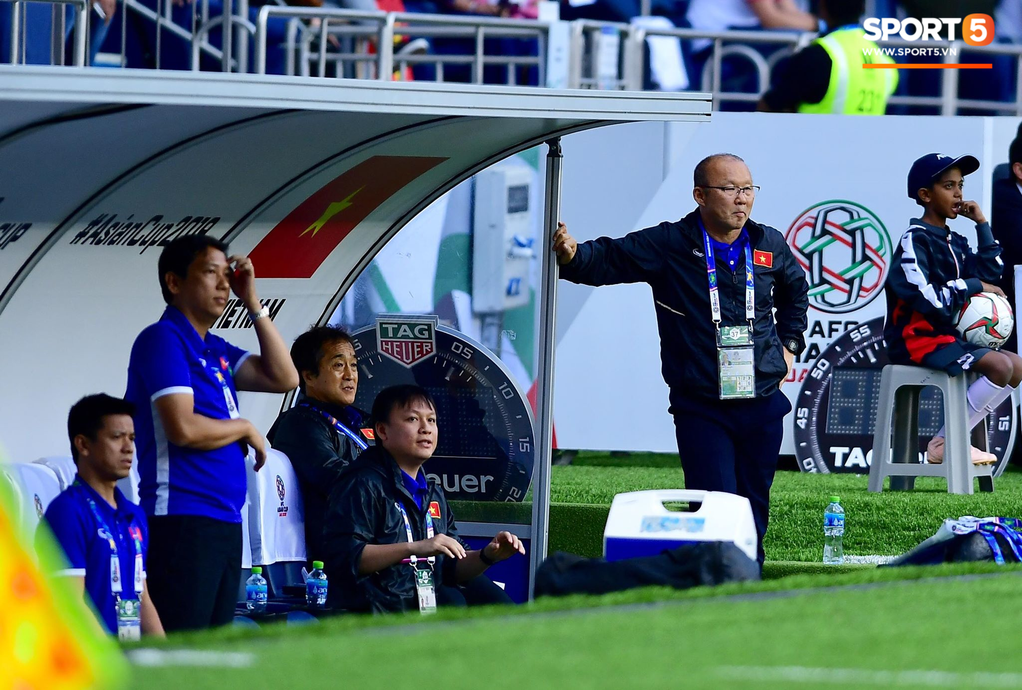 Nhảy xuống sân ăn mừng tình huống Văn Lâm bị sút tung lưới, CĐV Jordan nhỏ tuổi nhận cái kết đắng