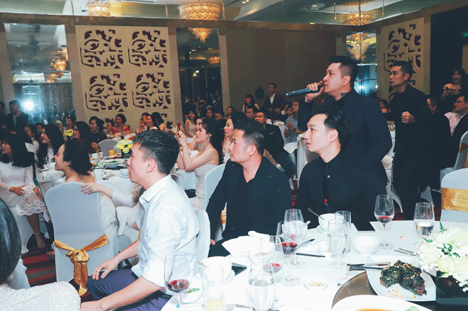 Sao Việt vỡ òa, rủ nhau đi bão sau khi Việt Nam vào tứ kết Asian Cup