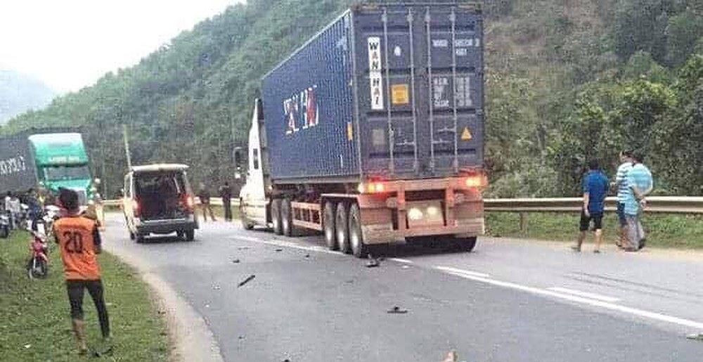 Va chạm xe máy và xe container, 3 người thương vong