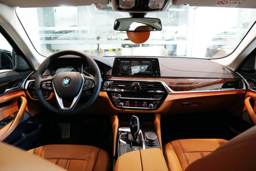 BMW series 5 giá gần 2,4 tỷ - đối thủ của Mercedes E-class tại Việt Nam