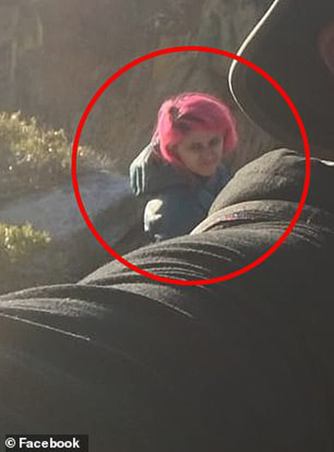 Chụp ảnh tự sướng trên vách đá dựng đứng, vợ chồng Travel Blogger rơi xuống vực chết thảm