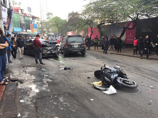 Công an làm việc với tài xế xe Ford Escape để xác định nguyên nhân vụ tai nạn kinh hoàng