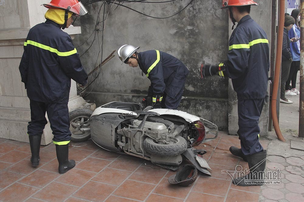 Ô tô đâm 5 xe trên phố Ngọc Khánh: Thai phụ nhảy bật trong tích tắc