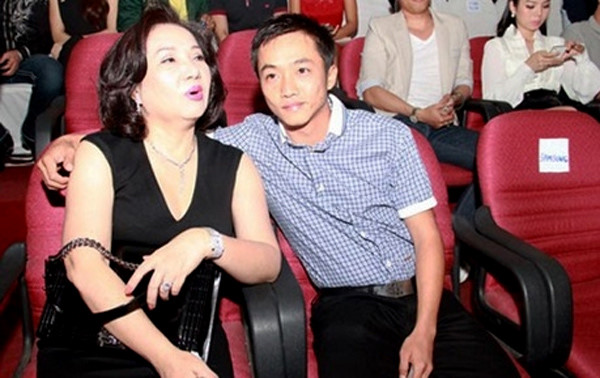 Người mẹ quyền lực sau lưng Cường Đô la gây sốt với 2 lần xuất hiện bên con dâu cũ và mới